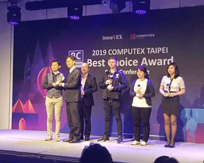 （左一）EZCast Pro协作产品事业部产品总监陈志扬上台领奖