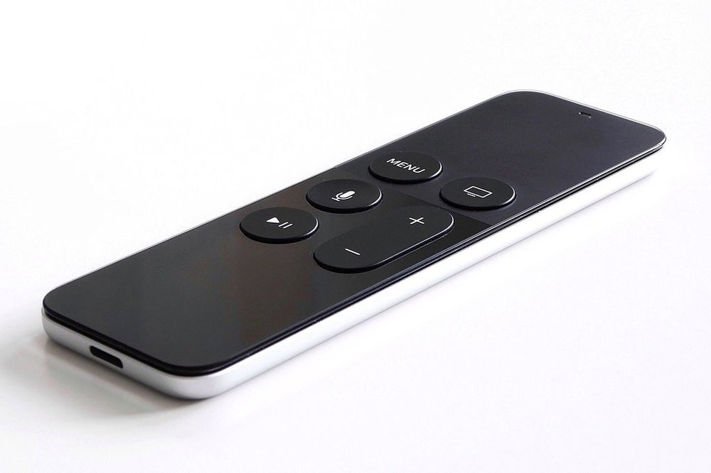 A Siri Remote to mimic normal TV user interface. By Andreas Lakso (Own work) [CC BY-SA 4.0 (https://creativecommons.org/licenses/by-sa/4.0)], via Wikimedia Commons
